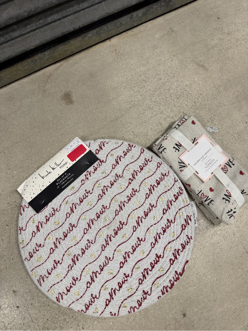 cupcakes & cashmere Placemats  and napkins set